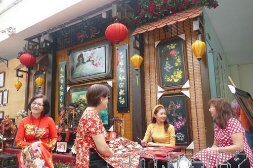 Thích thú với không gian đường mai vàng, phố ông Đồ Xuân Canh Tý 2020