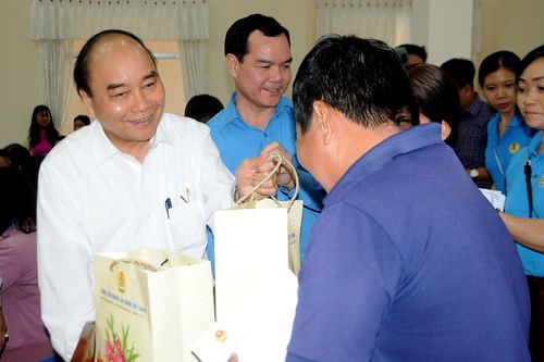 Thủ tướng Nguyễn Xuân Phúc tặng quà Tết gia đình chính sách, hộ nghèo, công nhân tại Cần Thơ