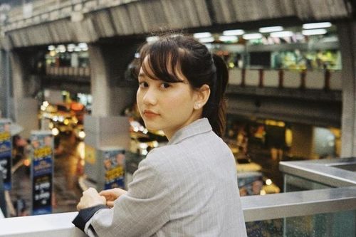 Học Trúc Anh 'Mắt biếc' cách tạo dáng check-in khi du lịch