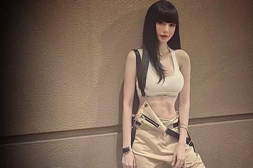 Eo bé kỷ lục 54-55cm, Chi Pu và Elly Trần tích cực mặc áo ngắn khoe bụng