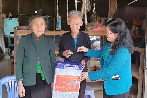 Phó Chủ tịch HĐND tỉnh Giàng Thị Hoa thăm, chúc tết gia đình chính sách huyện Tuần Giáo