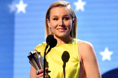 Diễn viên Kristen Bell diện đầm Công Trí nhận giải thưởng #SeeHer