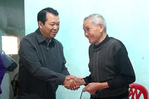 Trưởng ban Tuyên giáo Tỉnh ủy chúc tết các đơn vị, gia đình chính sách huyện Mường Ảng