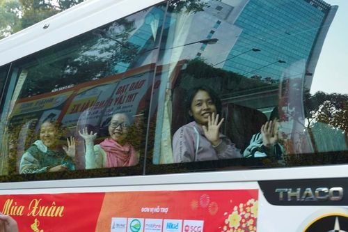 Tặng vé xe cho sinh viên khó khăn về quê đón Tết