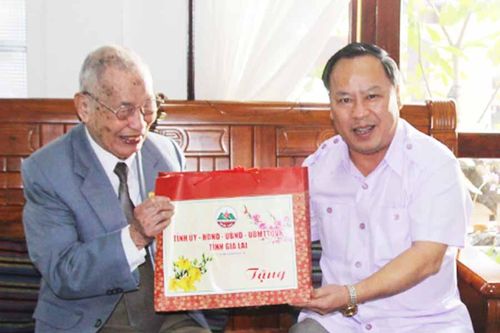 Phó Bí thư Tỉnh ủy Châu Ngọc Tuấn thăm, chúc Tết gia đình các đồng chí nguyên lãnh đạo tỉnh Gia Lai