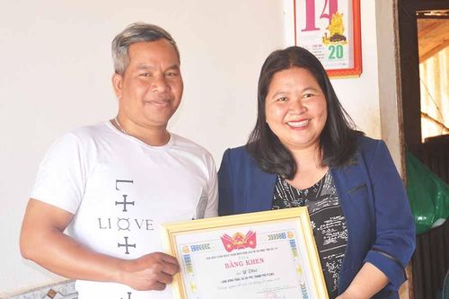 Tỉnh Đoàn Gia Lai tặng bằng khen cho anh Y Ploi