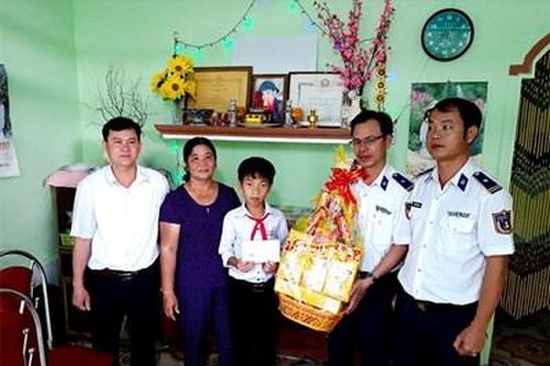 Cảnh sát biển thăm, tặng quà Tết trên đảo Lý Sơn