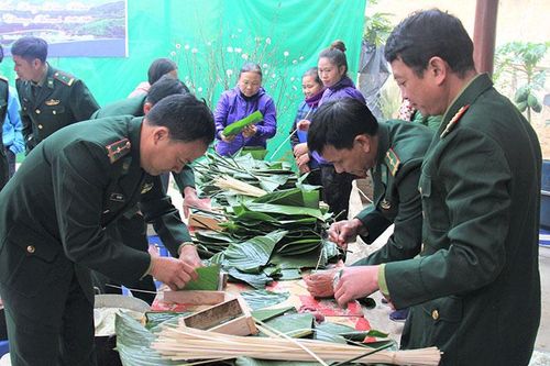 Trao tặng 350 chiếc bánh chưng cho người dân 3 xã: Thanh Hưng, Thanh Luông, Thanh Nưa