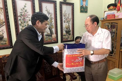 Đồng chí Lò Văn Muôn thăm, chúc tết các gia đình chính sách trên địa bàn TP. Điện Biên Phủ