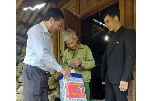 Đồng chí Phạm Phú Duẩn chúc tết cán bộ, chiến sỹ, gia đình chính sách tại thị xã Mường Lay