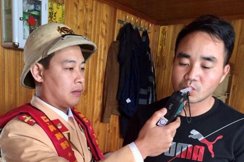 CSGT xuống sông phạt 'ma men' lái tàu thủy ở Bắc Ninh