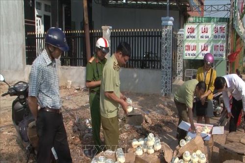 Ô tô khách vứt gần 1.000 sản phẩm mỹ phẩm và pháo lậu rồi bỏ chạy