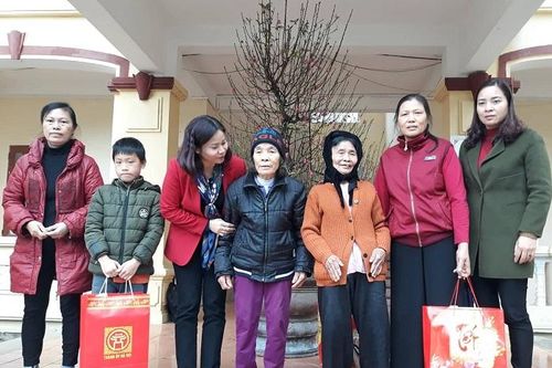 Lãnh đạo TP trao quà cho hộ nghèo và gia đình chính sách tại xã Đồng Tâm, huyện Mỹ Đức