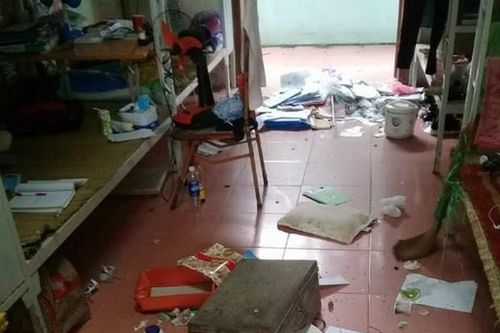 Phát hoảng với phòng ký túc xá không khác gì bãi rác của gái xinh