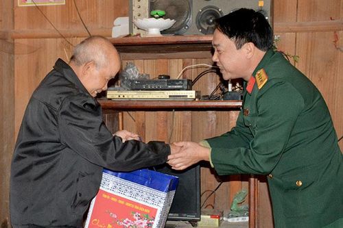 Đoàn công tác của tỉnh thăm và chúc tết tại huyện Nậm Pồ