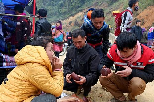 Rộn rã chợ Cán Cấu phiên cuối năm