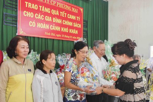 Công ty Cổ phần Dốc Lết – Phương Mai tặng quà cho gia đình chính sách
