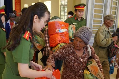 Trao quà Tết cho đồng bào nghèo xã Đạ Quyn