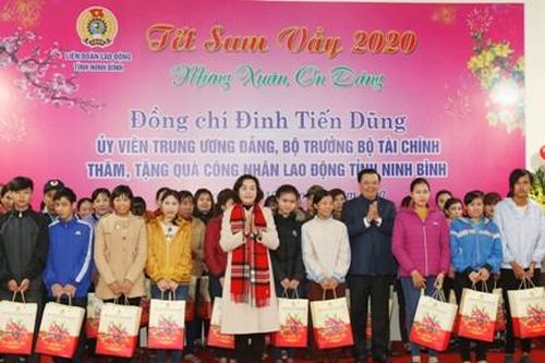 Đồng chí Bộ trưởng Bộ Tài chính thăm, tặng quà tại huyện Gia Viễn, Nho Quan
