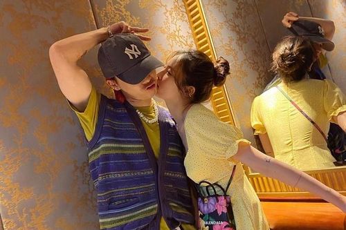 HyunA đăng video hôn bạn trai dưới nước