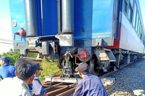 Vụ tàu lửa trật đường ray: Đến 16 giờ 30, đường sắt Bắc - Nam được thông tuyến