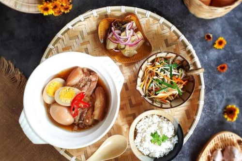 Bánh tét, thịt kho tàu và hương vị Tết cổ truyền miền Trung