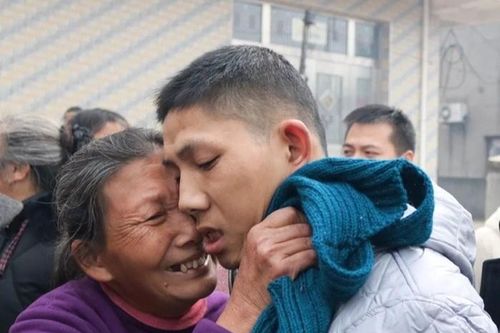 Người đàn ông tâm thần đón năm mới với gia đình sau 10 năm lưu lạc