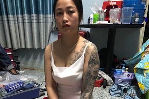 Bắt hot girl xăm trổ cùng nhân viên bán ma túy trong karaoke