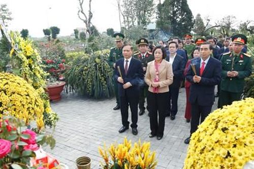 Các đồng chí lãnh đạo tỉnh dâng hương nhân dịp tết nguyên đán Canh Tý 2020