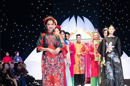 Nhà thiết kế Vũ Lan Anh khắc họa hình ảnh 'đám cưới chuột' lên áo dài