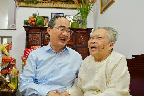 Bí thư Thành ủy TPHCM Nguyễn Thiện Nhân thăm, chúc Tết gia đình chính sách