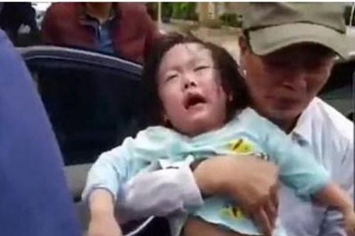 Giải cứu 2 bé gái mặc kẹt trong xe ô tô