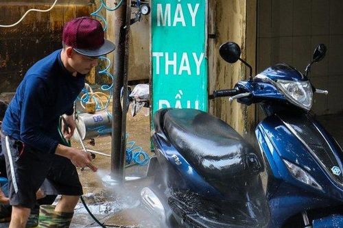 'Phố rửa xe' Hà Nội tất bật kiếm bạc triệu mỗi ngày dịp cận Tết