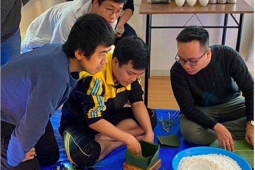 Du học sinh gói bánh chưng đón Tết Việt ở Nhật Bản