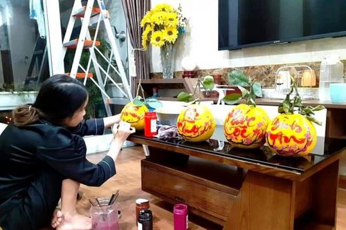 Sinh viên kiếm tiền triệu mỗi ngày nhờ vẽ trái cây thư pháp dịp Tết