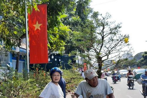 Người Sài Gòn tấp nập chở Tết về nhà