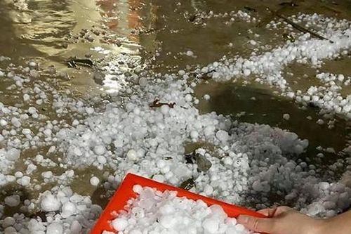 Mưa đá phá hỏng hàng nghìn nhà dân tại các tỉnh miền núi phía Bắc