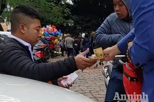 Đi Văn Miếu xin chữ đầu năm, người dân bị 'chặt chém' tiền gửi xe máy