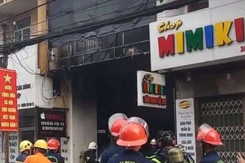Giải cứu thành công 5 người trong căn nhà bốc cháy chiều Mồng 1 Tết