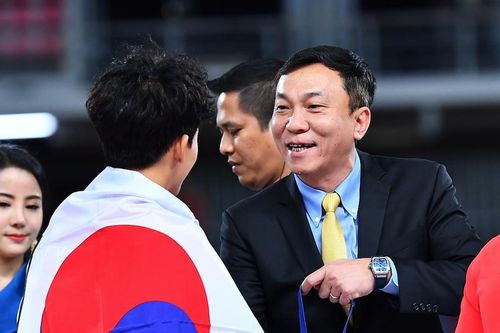 Ông Trần Quốc Tuấn trao cúp cho nhà vô địch U23 châu Á 2020