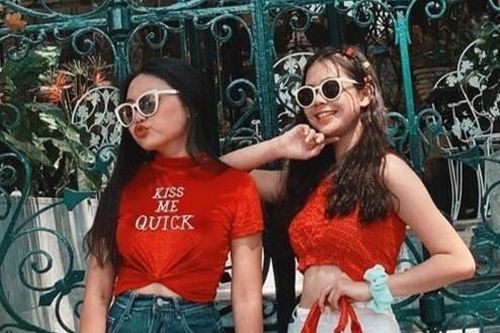 Phương Mỹ Chi mặc crop top hở eo đi chơi Tết