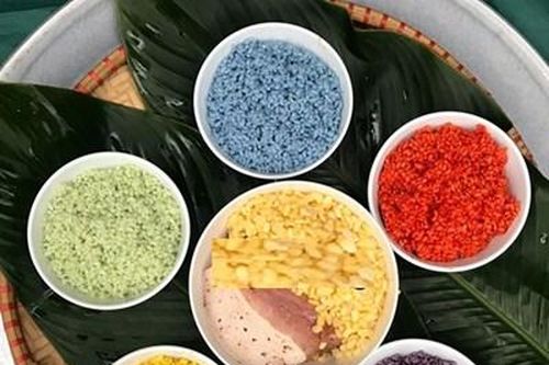 Độc đáo bánh chưng ngũ sắc