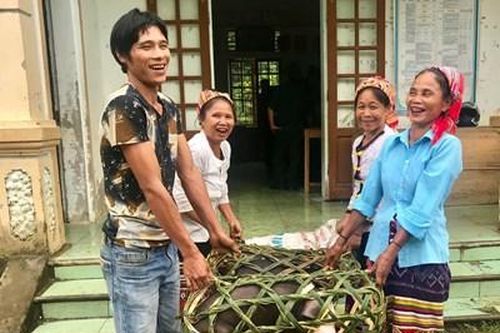 Tặng lợn giống giúp người dân biên giới phát triển kinh tế