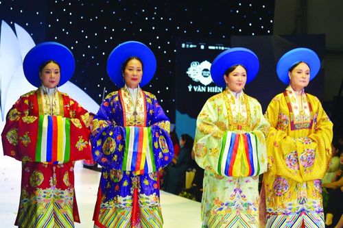Đổ tiền tỷ chơi trang phục cung đình