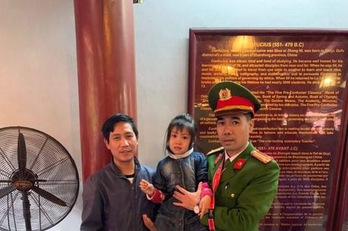 Hà Nội: Tìm cha mẹ cho cháu bé bị lạc tại Văn Miếu