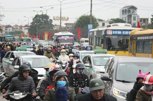 Ngày cuối nghỉ Tết, người dân ùn ùn đổ về Hà Nội