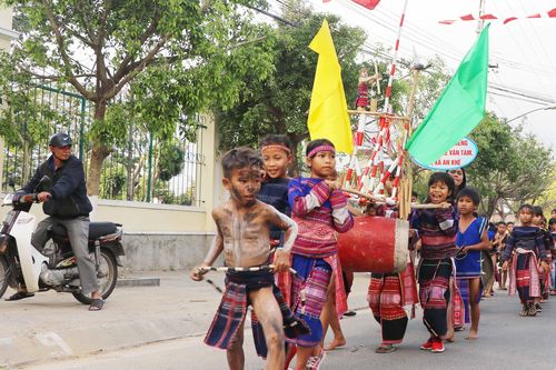 Cồng chiêng hòa nhịp cùng lễ hội Cầu Huê