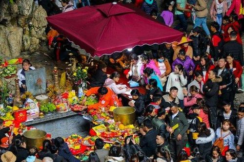 Hàng vạn du khách ùn ùn đổ về Chùa Hương trước giờ khai hội