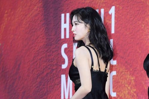 Stylist TWICE bị ném đá khi cho Momo mặc váy hở hang giữa trời lạnh
