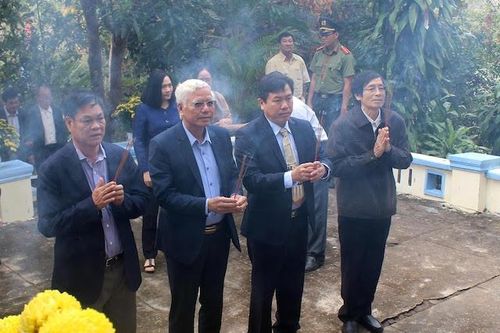 Dâng hương tưởng niệm tại công trình thủy lợi đập Đồng Cam